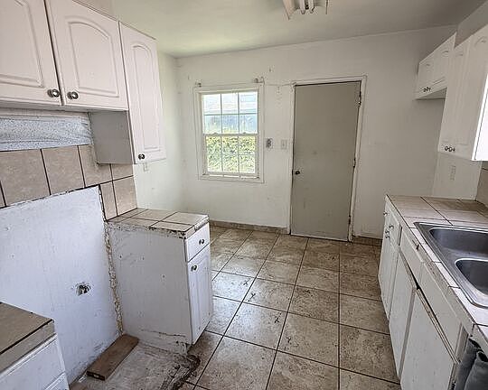 3rd image of 14711 Grevillea Ave