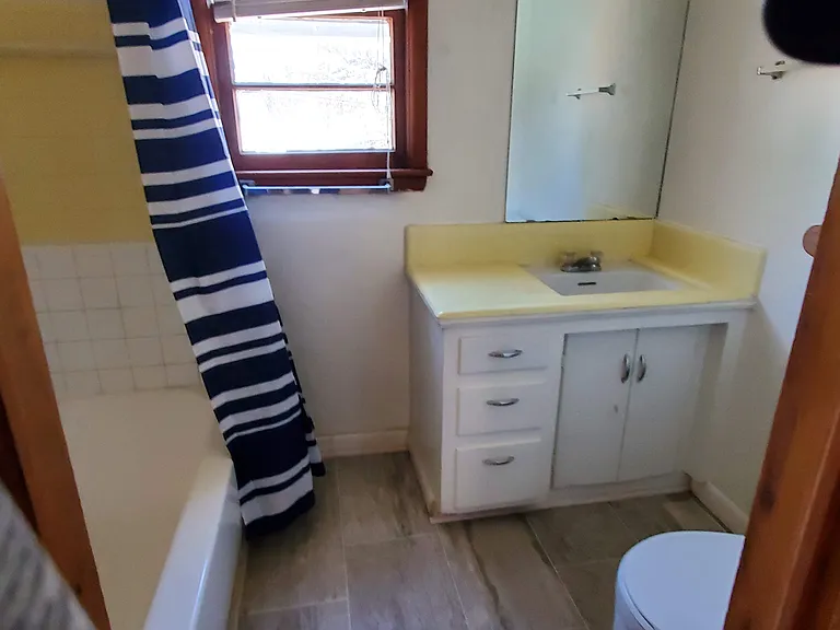 Full bath with tub/shower combo