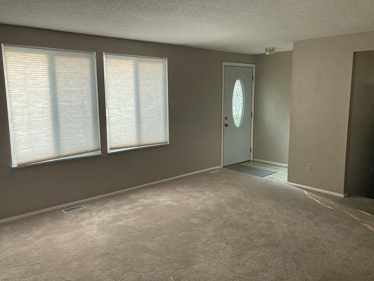 585 Meadowview Ln — Photo 4