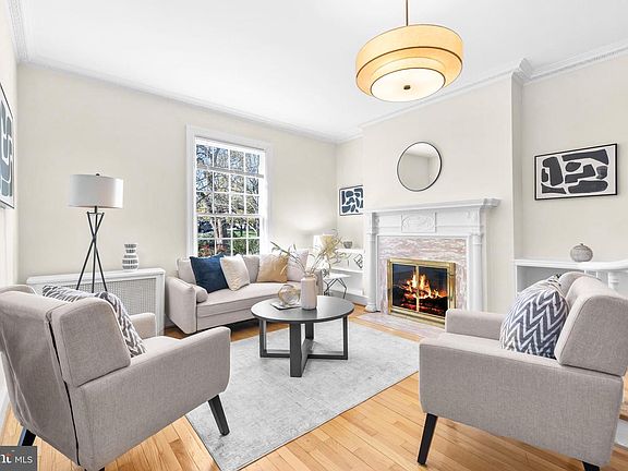 4th image of 2927 Cathedral Ave NW