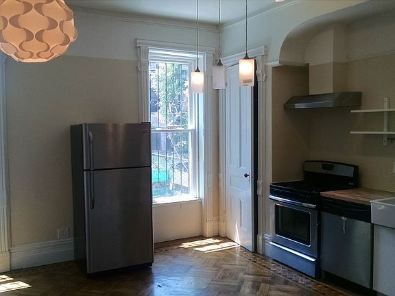 4th image of 402 Bainbridge St