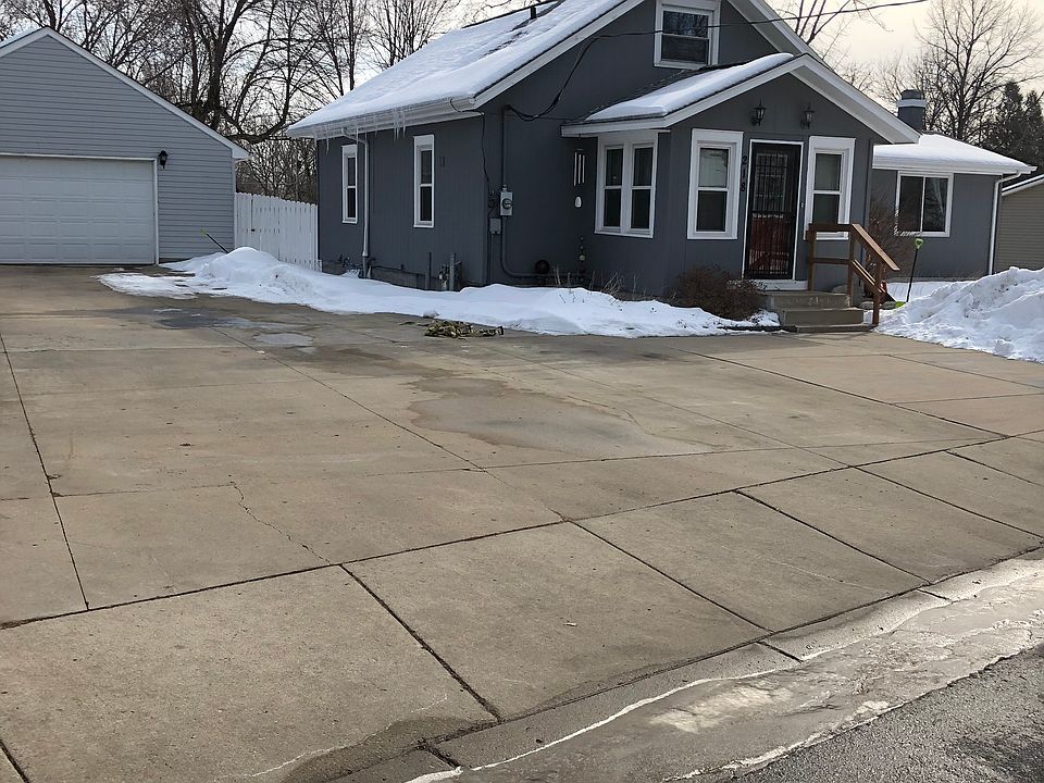 2nd image of 218 S Oak St