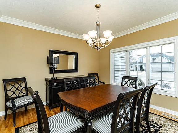 5th image of 2053 Century View Ln NE