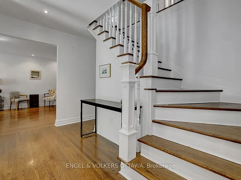 516 Buchanan Cres — Photo 2