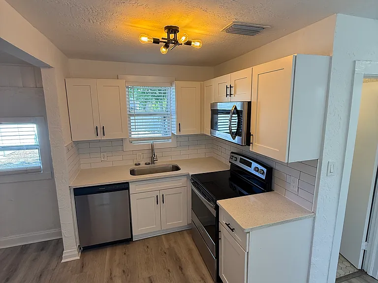 2103 W Grace St — Photo 2