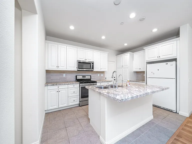 2533 Almeria Ln — Photo 6