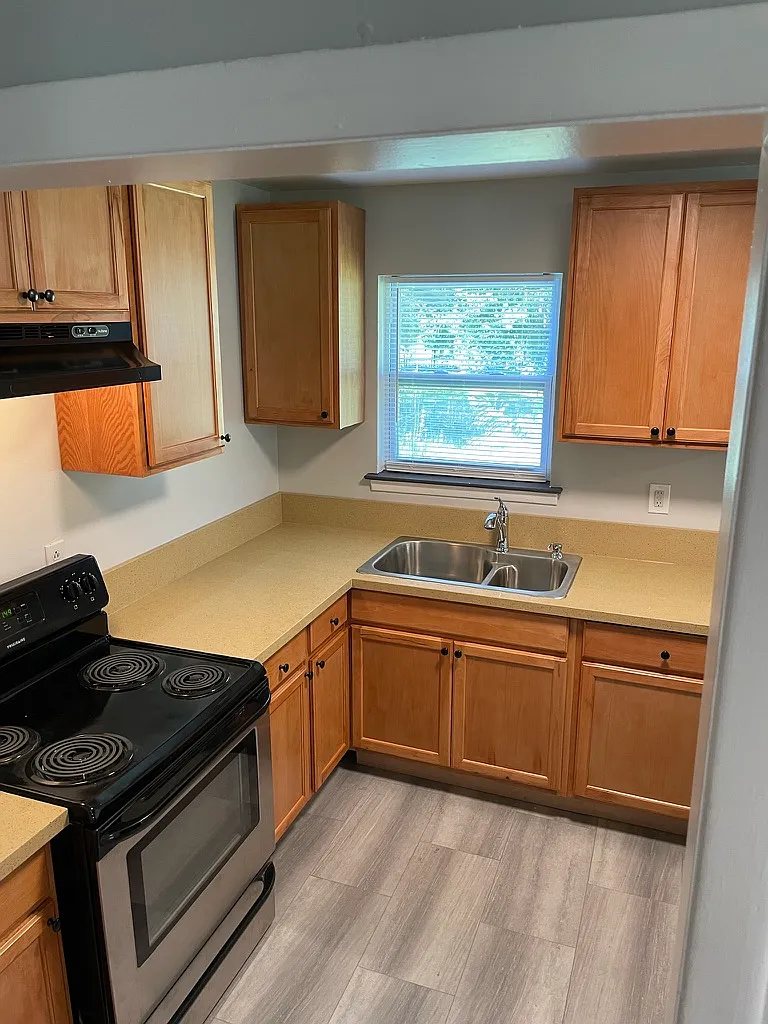 3 bed, 1100 sqft, $1,400 — Photo 3