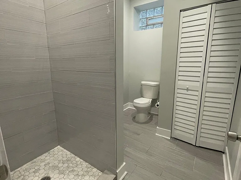 Bathroom w/ stand up shower