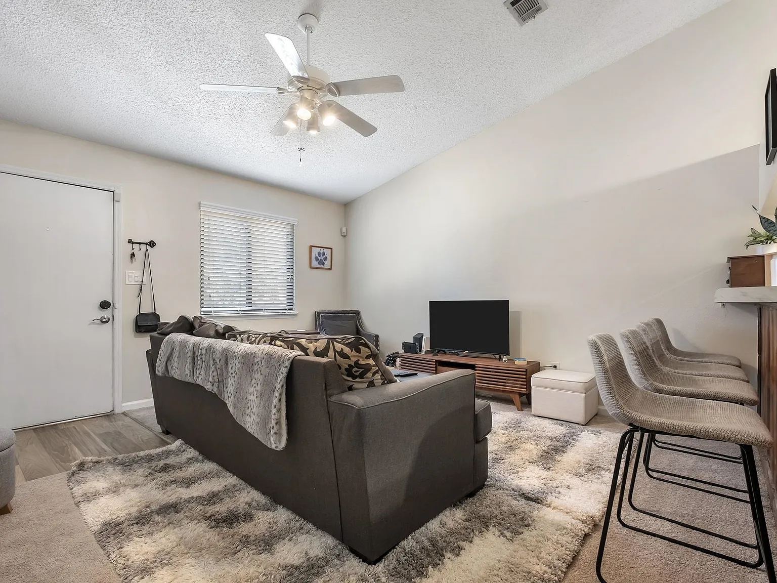 1 bed, 1.0 bath, 640 sqft, $1,050 — Photo 2