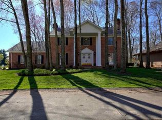 5 Country Club Dr, Hurricane, WV 25526