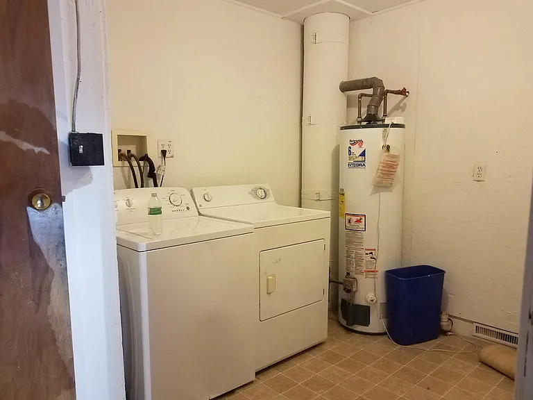 Large laundry room off 2 car garage