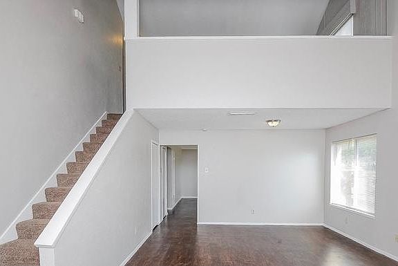 2nd image of 2112 Deerfield Dr