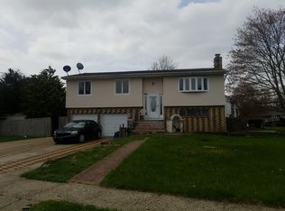 4 Oakridge Dr, Bay Shore, NY 11706