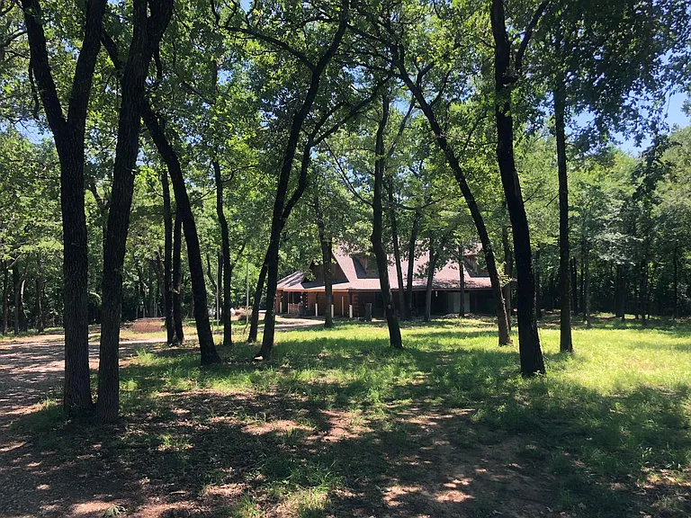 1229 Garza Ln — Photo 2