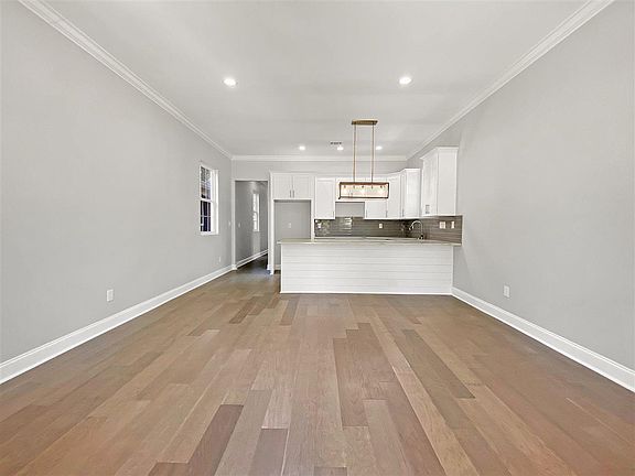 4th image of 385 Williford St