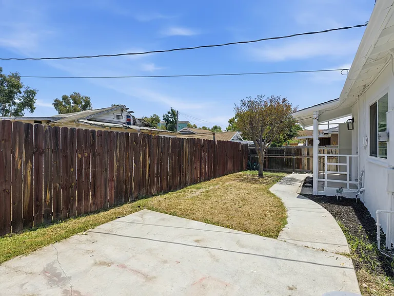 584 N 8th Ave — Photo 32