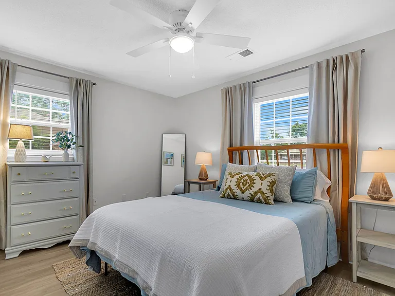 2nd Bedroom with Queen Bed