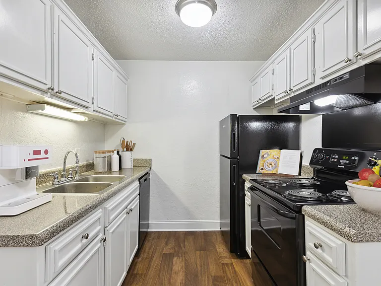 Fairway Club Apartments — Photo 71