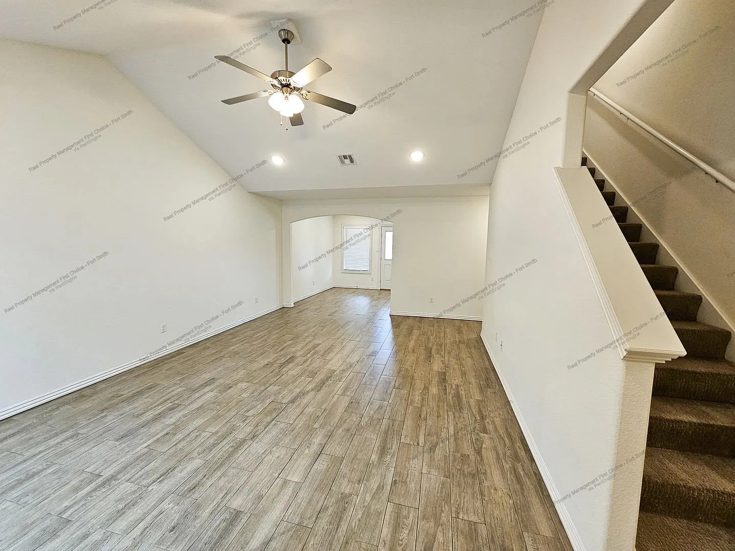 3 bed, 2.5 bath, 1650 sqft, $1,649 — Photo 2
