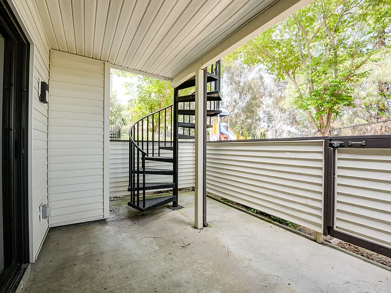 Howard Gilmore Terrace - Military Housing — Photo 39