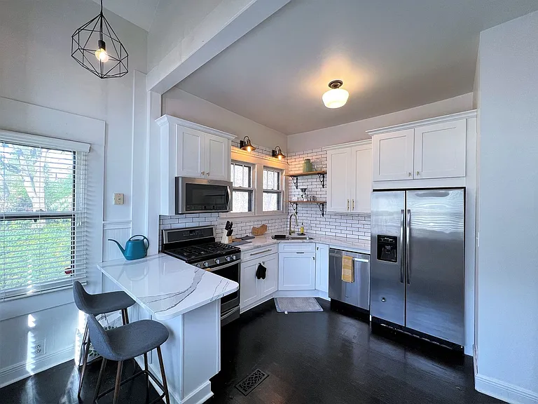 601 Gill Ave — Photo 8