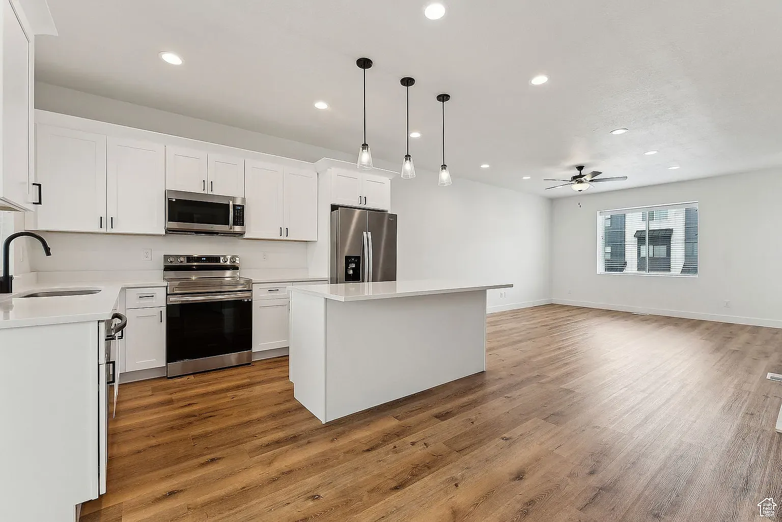 4 bed, 3.5 bath, 2240 sqft, $2,500 — Photo 3