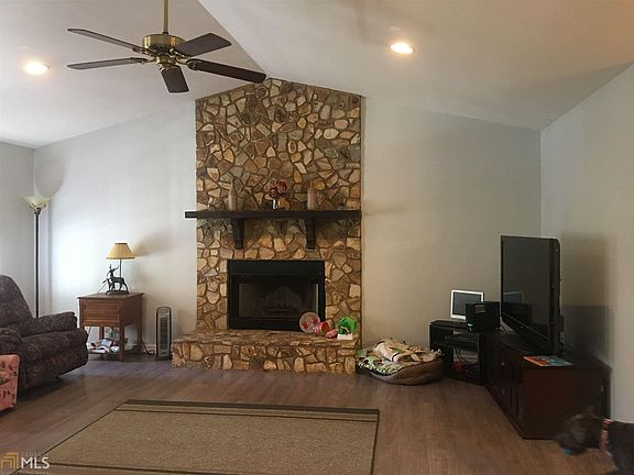 4th image of 18 White Oak Ct