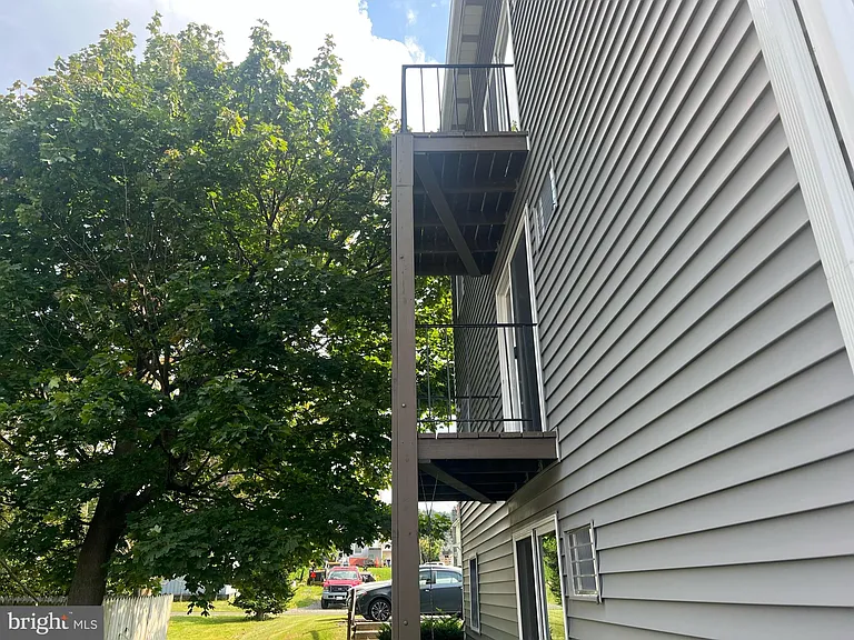 526 Broad St — Photo 18