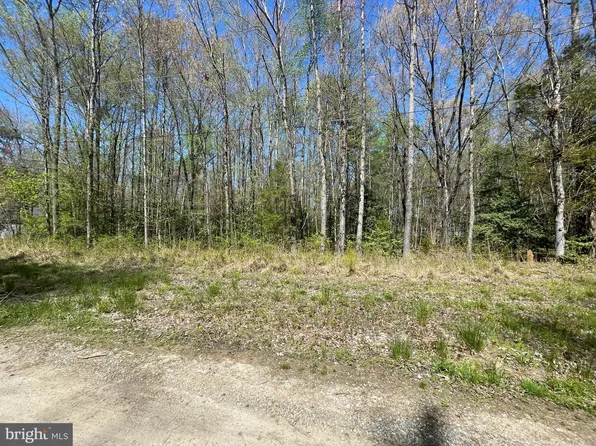 20 Pinewood Ln, Colonial Beach, VA 22443