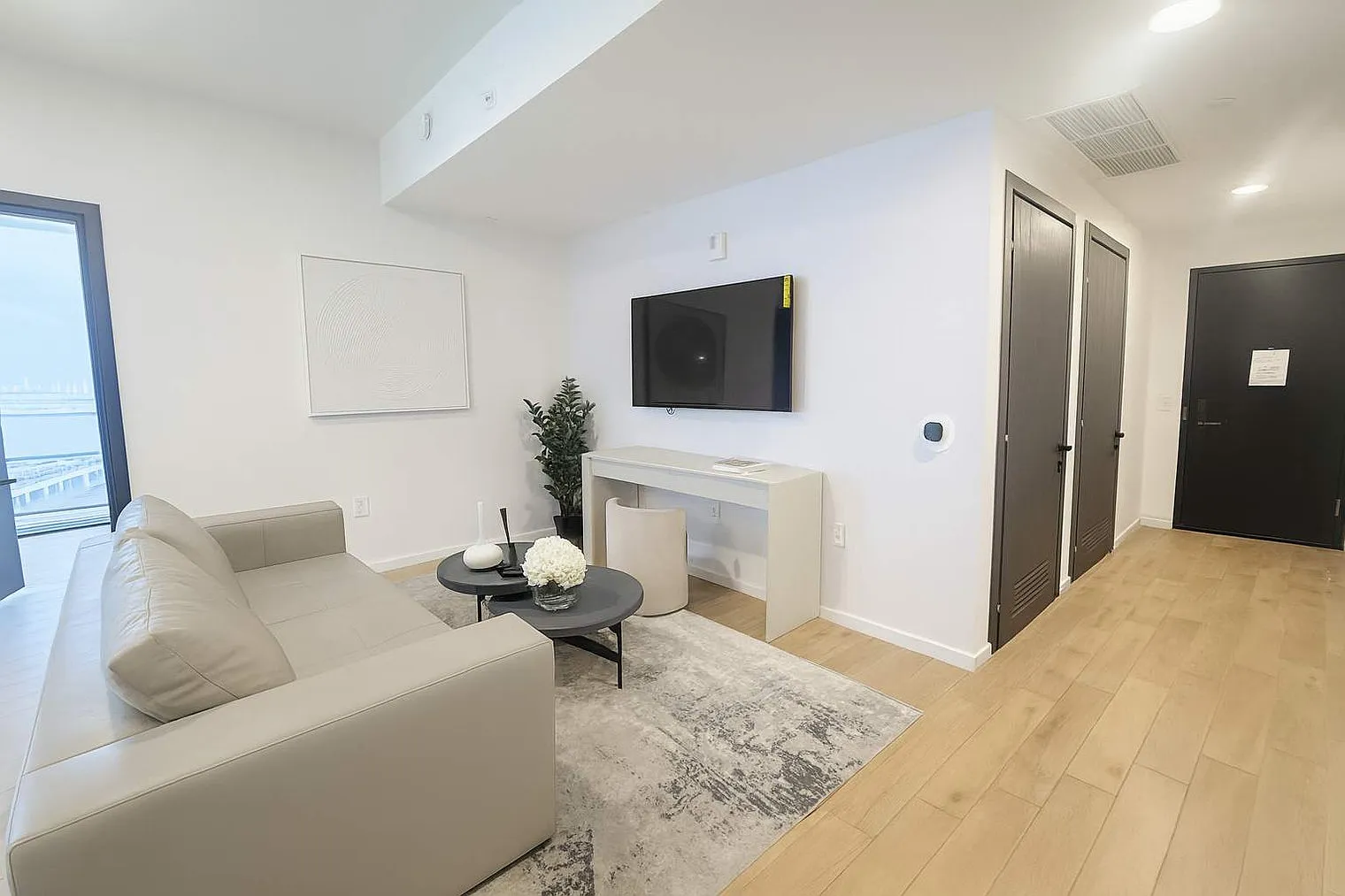 3 bed, 2.0 bath, 1420 sqft, $9,074 — Photo 2