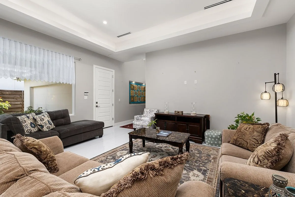 4 bed, 3.5 bath, 2000 sqft, $3,100 — Photo 3