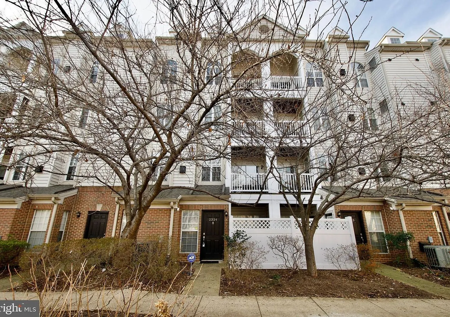 Charming & Pet-Friendly 1BR/1BA Condo in Alexandria's Stonegate — Photo 1