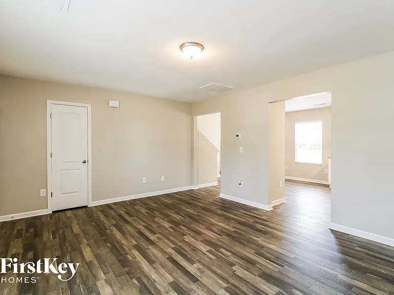 206 Glenoaks Dr — Photo 2