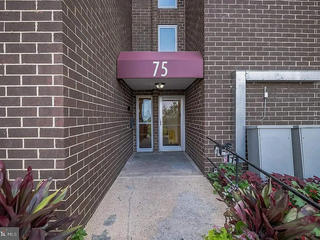 Building Photo - 75 S Reynolds St #116
