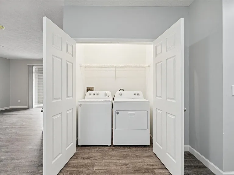 Richmond (Renovated) - 2 Bed / 2 Bath - 1,058 Sq.Ft.