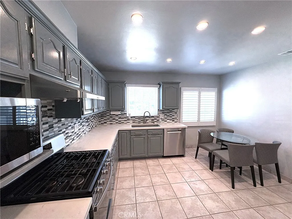 3 bed, 1.5 bath, 1487 sqft, $4,200 — Photo 3