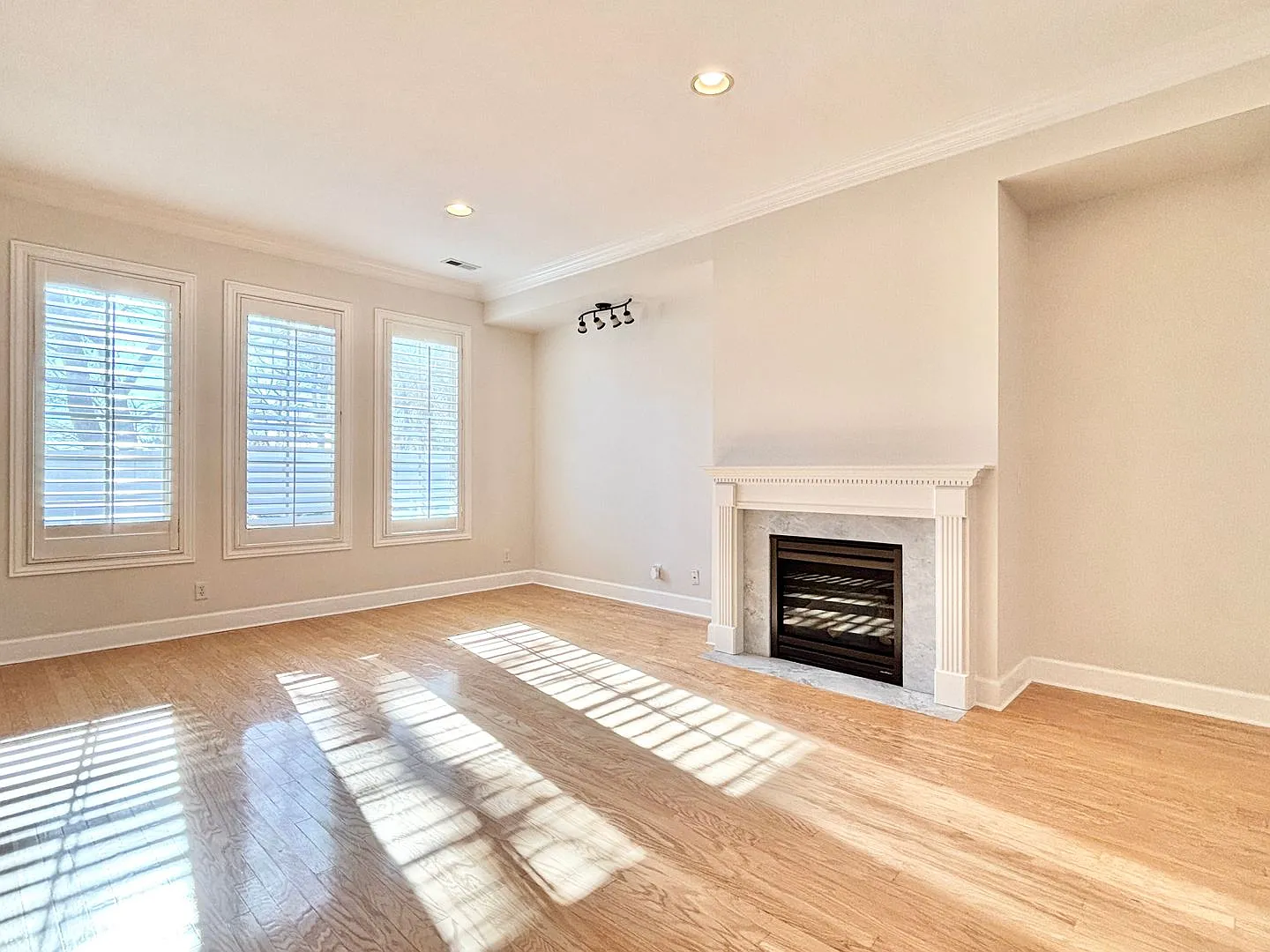 Beautiful & Private Millcreek Townhome! — Photo 3