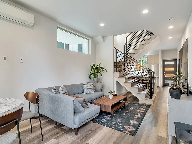5618A California Ave SW — Photo 2