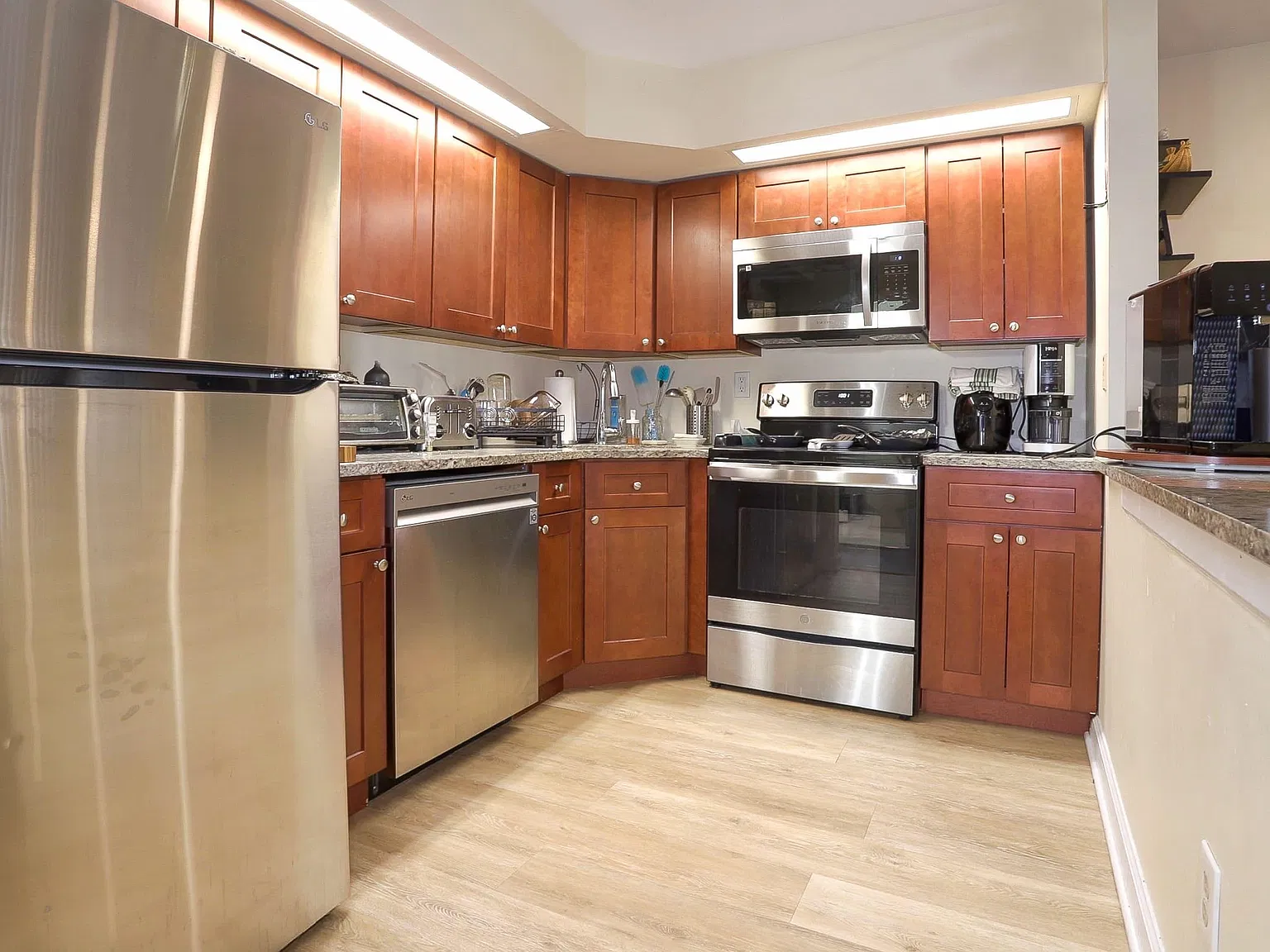 2 bed, 2.0 bath, $2,700 — Photo 3