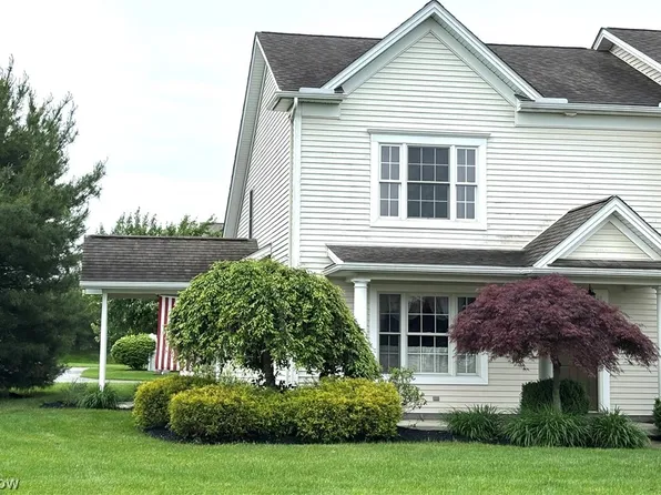 12 Cambridge Gln, Columbiana, OH 44408