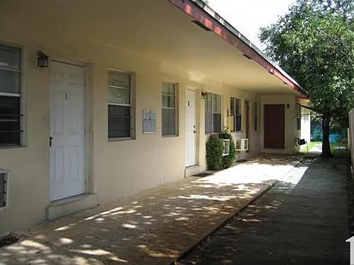 1646 N Dixie Hwy — Photo 2