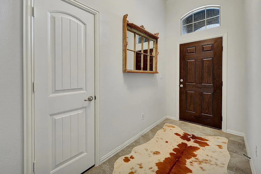 4 bed, 2.0 bath, 1833 sqft, $2,900 — Photo 2