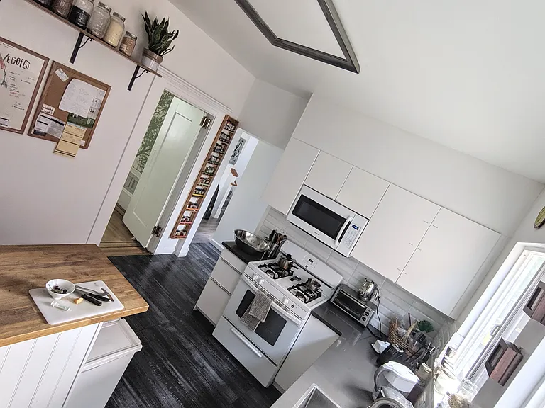 Kitchen (view 1)
