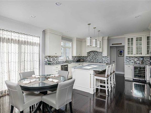 5th image of 146 Southwood Cir