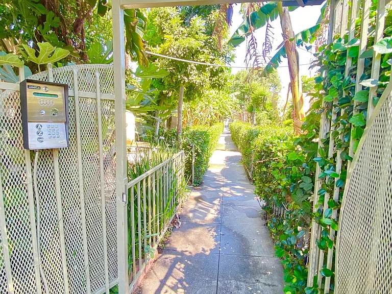 5225 De Longpre Ave — Photo 7