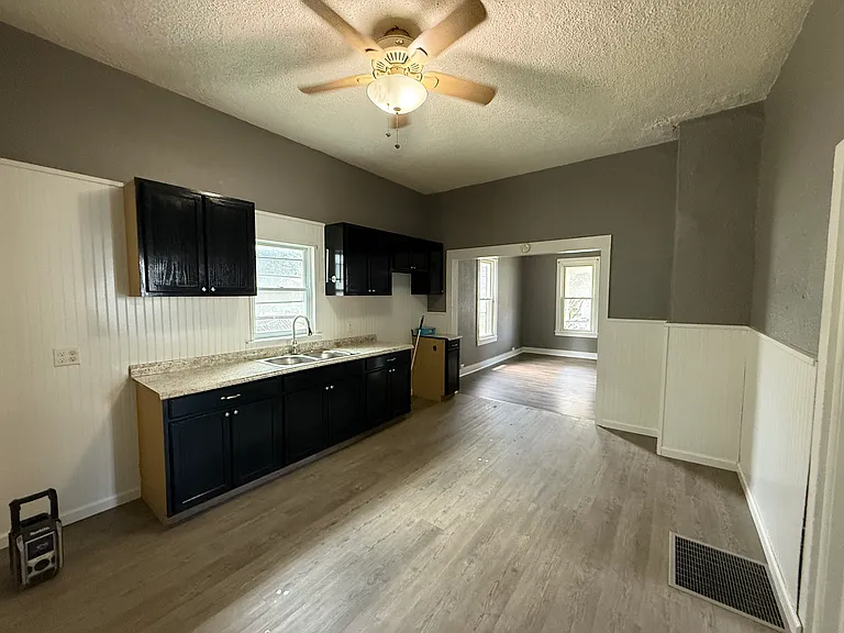 208 Sherman St — Photo 3
