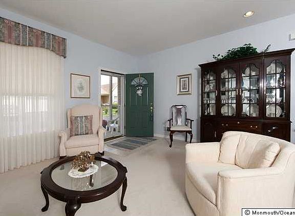 3rd image of 27 Deerchase Ln