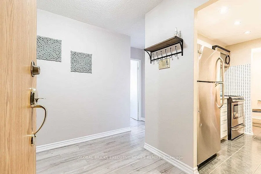 3 bed, $2,490 — Photo 4