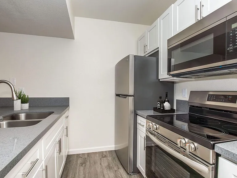 Garden Plaza Apartments — Photo 44