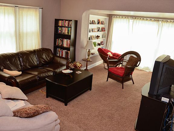3rd image of 3254 Beachwood Dr